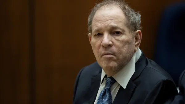 Odvolací soud zrušil verdikt nad producentem Weinsteinem, nařídil nový proces