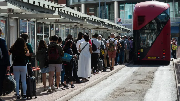 Cestující čekali v dlouhých frontách na autobusy
