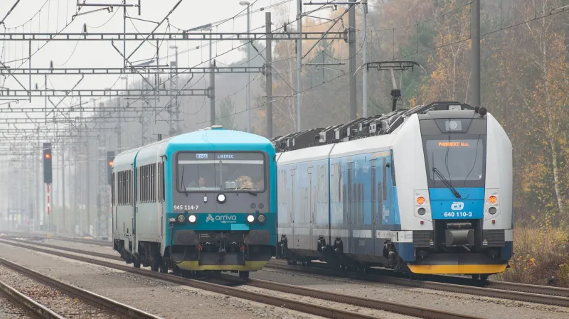 Po nově zdvoukolejněném úseku jezdí vlaky osobní dopravy společnosti Arriva a České dráhy. ČD provozují osobní a spěšné vlaky z Pardubic do Hradce Králové a Jaroměře, Arriva má na starost rychlíkové spojení Pardubic s Libercem