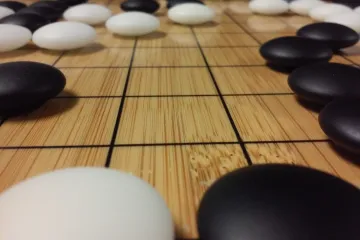 Lidský amatér rozdrtil umělou inteligenci ve hře go. Našel její slepé místo