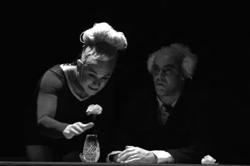 Husák s Čáslavskou se sešli v mrazivé klauniádě Na zábradlí