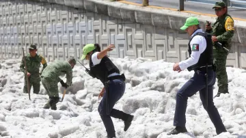 Do odklízení krup v Guadalajaře byli nasazeni i policisté a vojáci