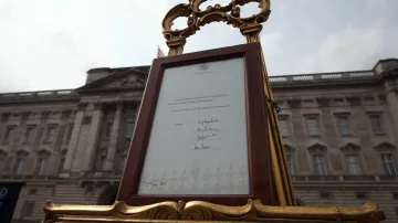 Narození princezny oznamuje i cedule před Buckinghamským palácem