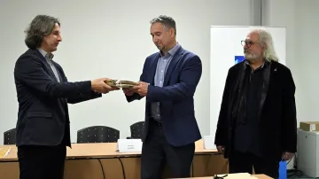 Zleva ředitel Národního archivu Milan Vojáček, ředitel Státního oblastního archivu v Praze Karel Koucký a ředitel Státního oblastního archivu v Třeboni Václav Rameš