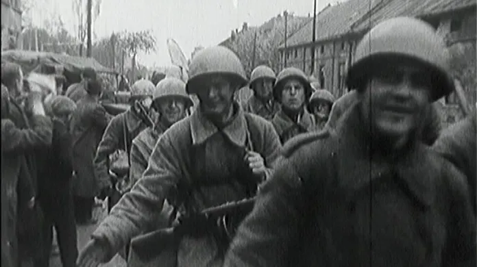 Příjezd vojáků Rudé armády v květnu 1945
