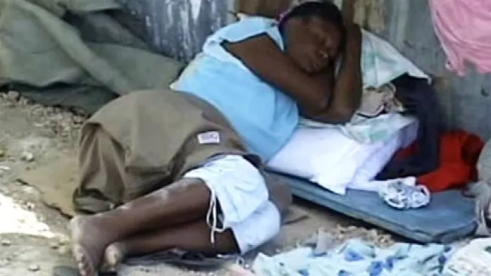 Obyvatelé Haiti spí po zemětřesení v ulicích.