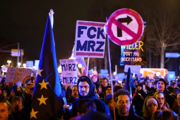Centrum Berlína kvůli spolupráci konzervativců s AfD zaplnili protestující