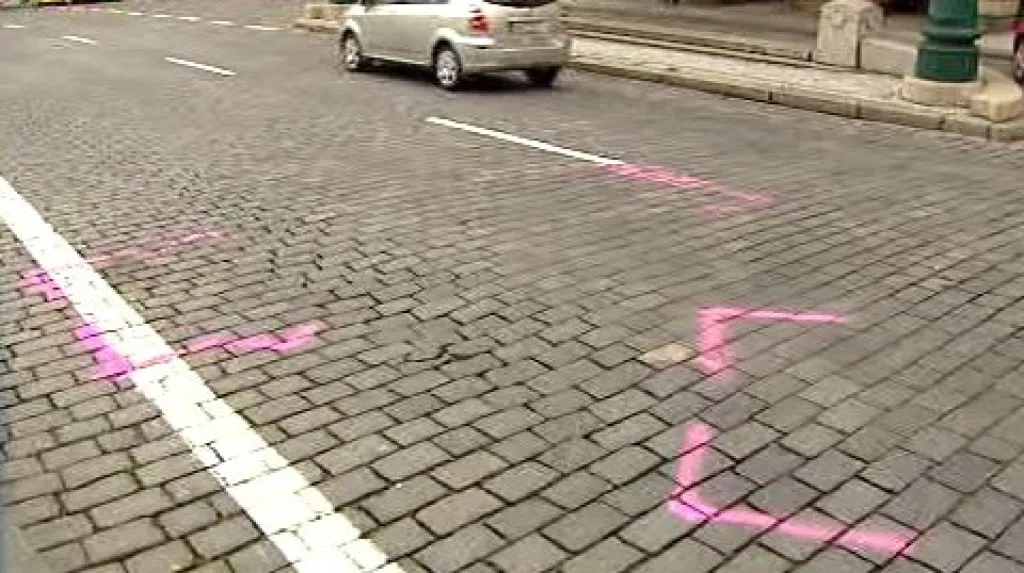 Policejní auto srazilo na přechodu dva chodce