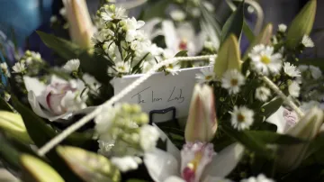Před domem Margaret Thatcherové se hromadí kytky se vzkazy