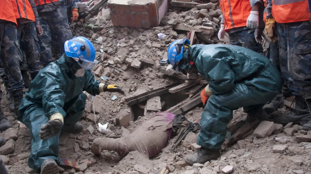 Záchranáři nacházejí v troskách těla dalších obětí