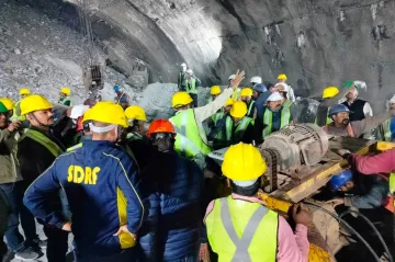 K zavaleným dělníkům v Indii se dostaly léky. Záchranáři čekají na lepší vrtné zařízení