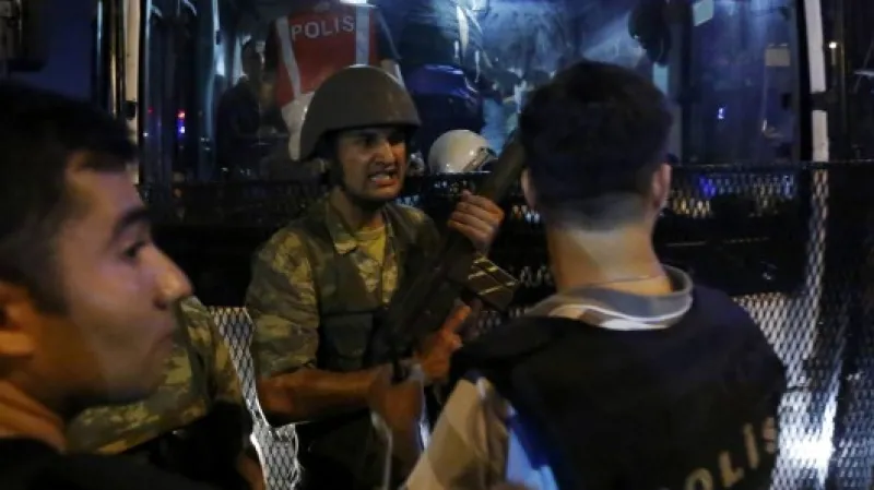 Voják účastnící se puče odevzdává svou zbraň policistům Zdroj: Reuters