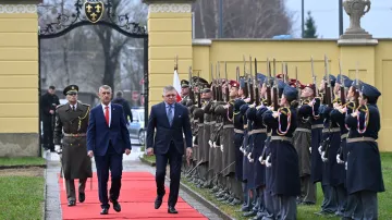 Příchod premiérů Andreje Babiše (ANO) a Roberta Fica na společné zasedání české a slovenské vlády