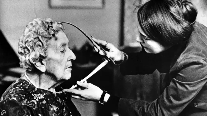 Agatha Christie při měření obličeje na zhotovení voskové podobizny pro londýnské muzeum Madame Tussaud