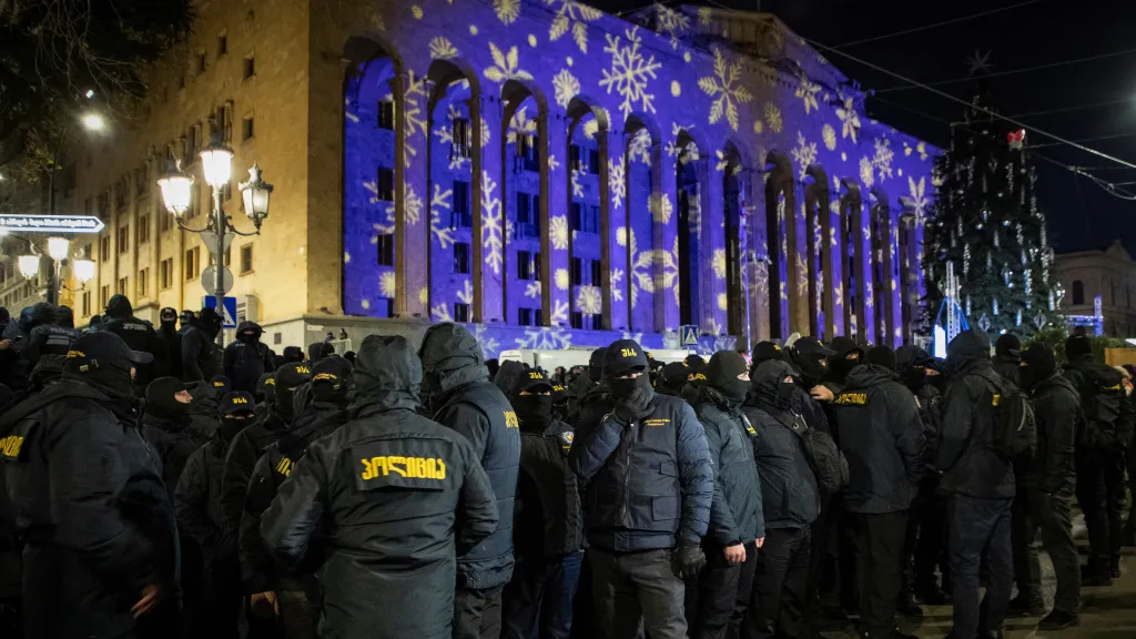 Policie střeží parlament v Tbilisi během protestů