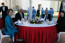 Německý prezident Steinmeier přijel vlakem na návštěvu Česka. V Lánech povečeřel se Zemanem