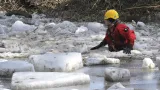 Práce hasičů na řece Svratce
