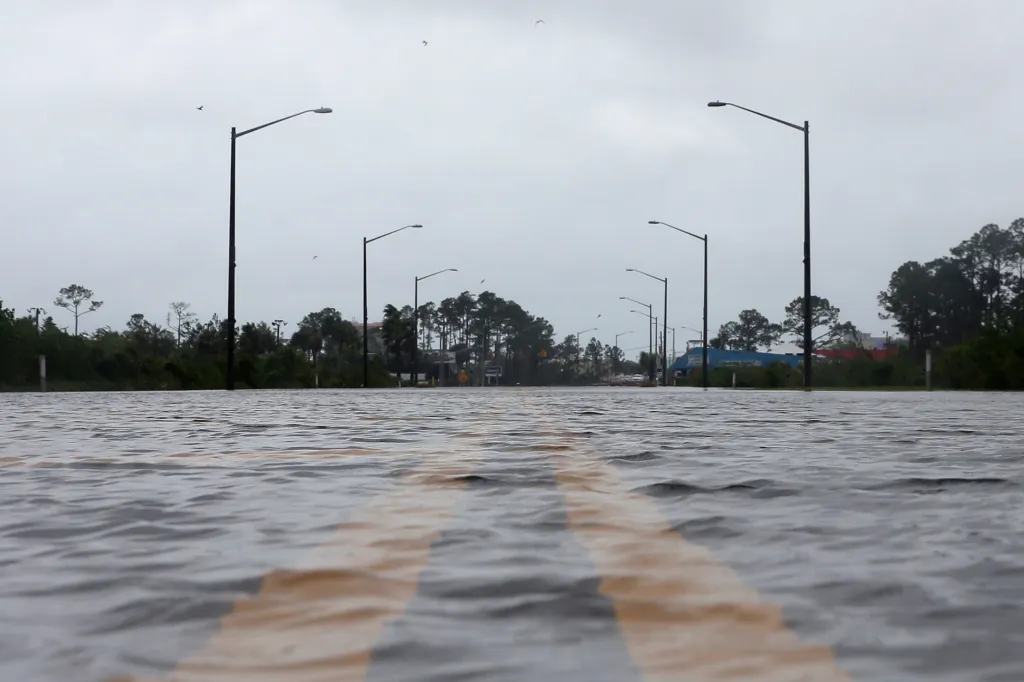 Hurikán Sally zasáhl pobřeží Mexického zálivu. V oblasti dochází k následným záplavám