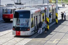Cestující v Praze vozí nová tramvaj