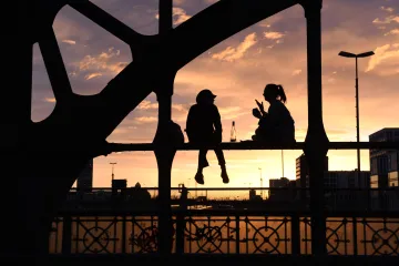 Většina Evropanů dovolenou stráví ve vlastní zemi. Relaxují třeba při západu slunce u řeky