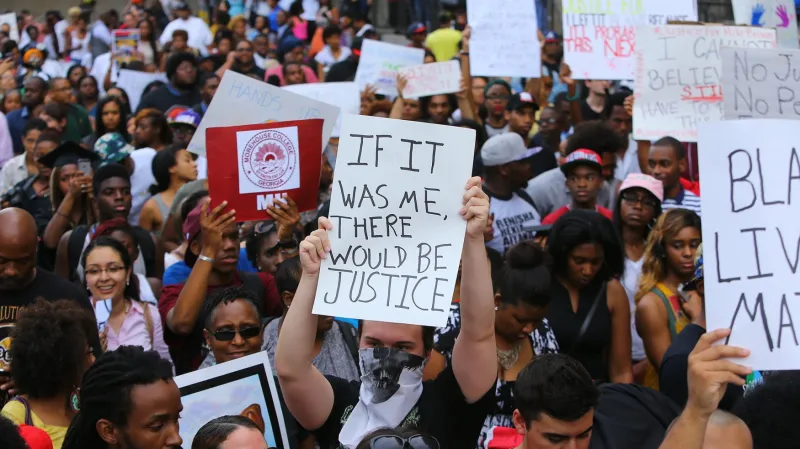 Protesty proti střelbě ve Fergusonu