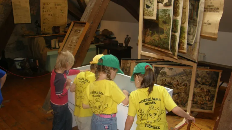 Od máminy sukně...