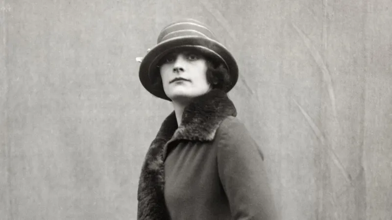Greta Garbo jako modelka pro francouzskou módní značku (1923)