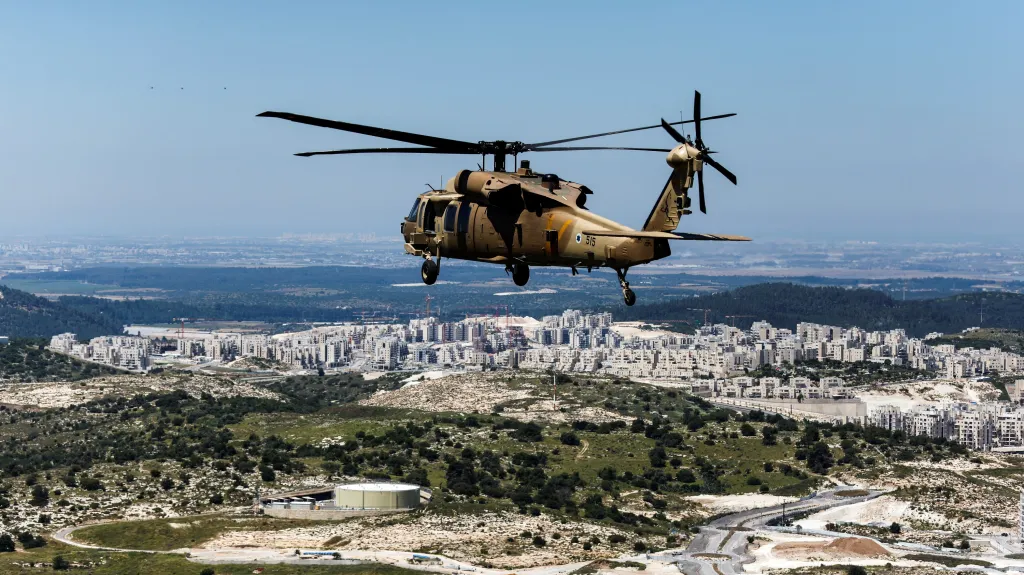 Izraelský vrtulník nad osadou na okupovaném Západním břehu Jordánu
