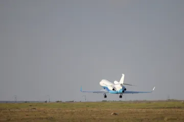 Letadlo von der Leyenové papírové mapy nepotřebovalo, tvrdí Politico