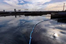 V Jižní Kalifornii unikly do moře tři tisíce barelů ropy, místní činitelé mluví o ekologické katastrofě