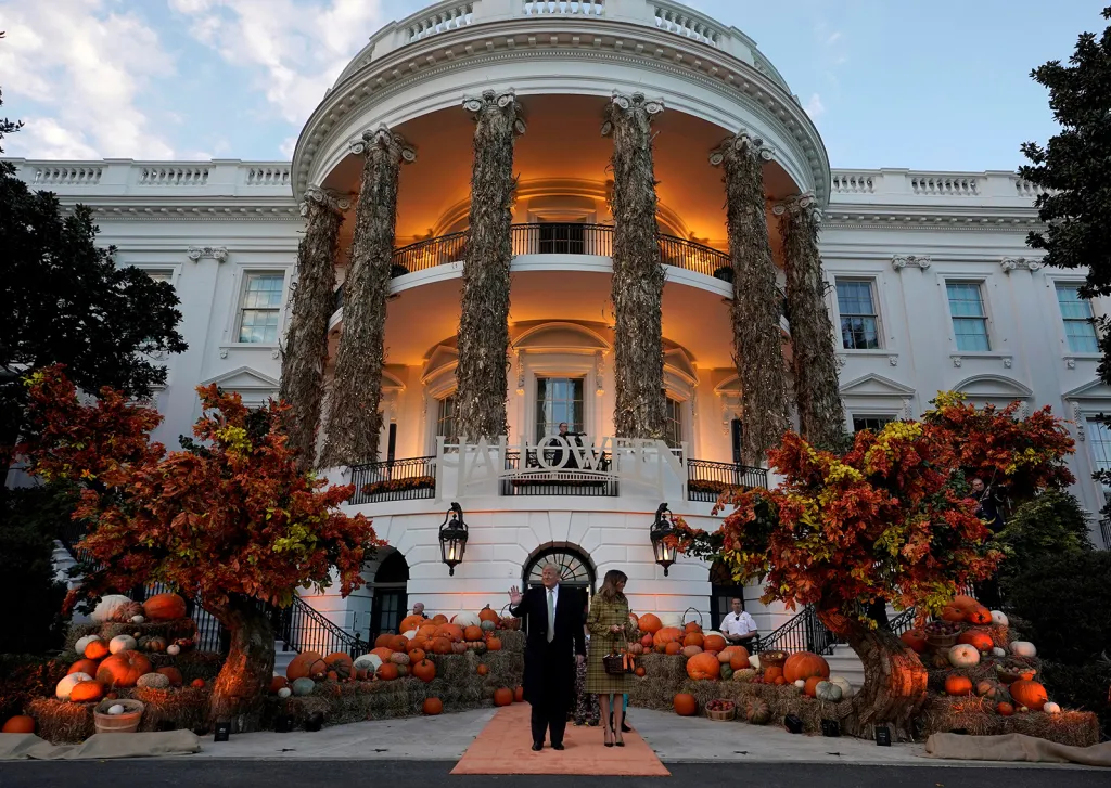 Prezident Donald Trump se ženou Melanií během svátku Halloween před Bílým domem