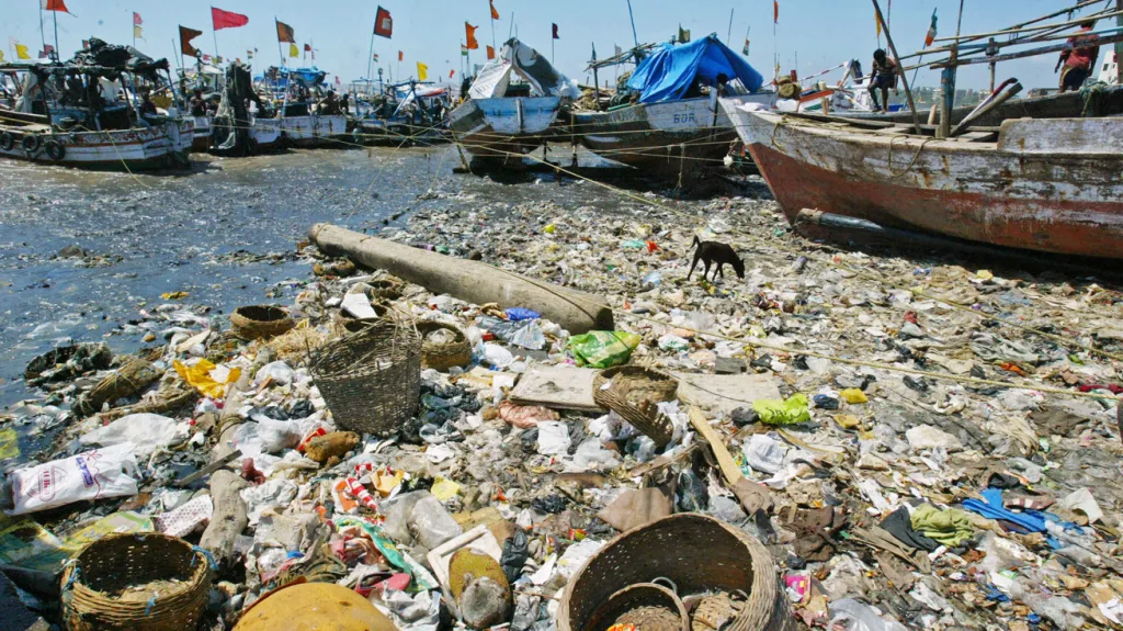 Moře znečištěné plastovým odpadem