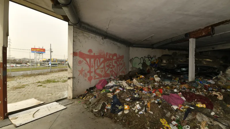 Zdevastovaná budova Carimex v Plzni