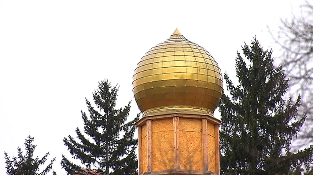 Vrcholy věží zdobí zlaté kopule