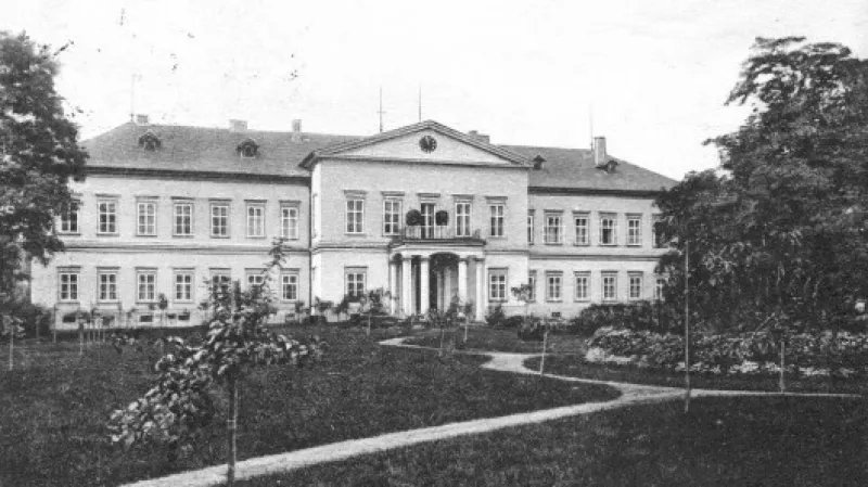 Vstupní průčelí dolního zámku se zámeckou zahradou. Pohled od východu. Zřejmě meziválečná fotografie, kdy nemovitost vlastnil Ferdinand Bloch-Bauer Zdroj: Soukromý archiv Jaroslava Čvančary.