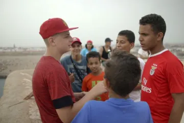 Žádné Kokosy na sněhu. Teenagery z Náchoda a Maroka spojil Letní hokej