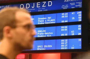 Zpoždění až čtyři hodiny. Ráno se nedostaly vlaky z pražského depa, železnice zkolabovala