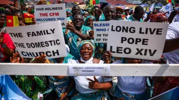 Lidé v ulicích města Barmeda vítají papeže