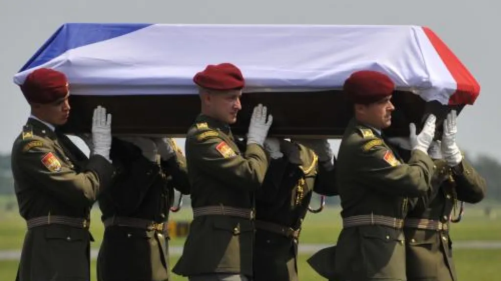 Rakev s ostatky mrtvého vojáka