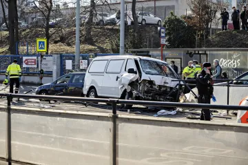 U pražské Vojenské nemocnice srazila dodávka několik lidí. Dva jsou zraněni těžce