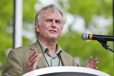 „Všichni jsme ateisté ohledně většiny bohů, někteří jdeme o jednoho dál.“ Biolog Richard Dawkins slaví osmdesátiny