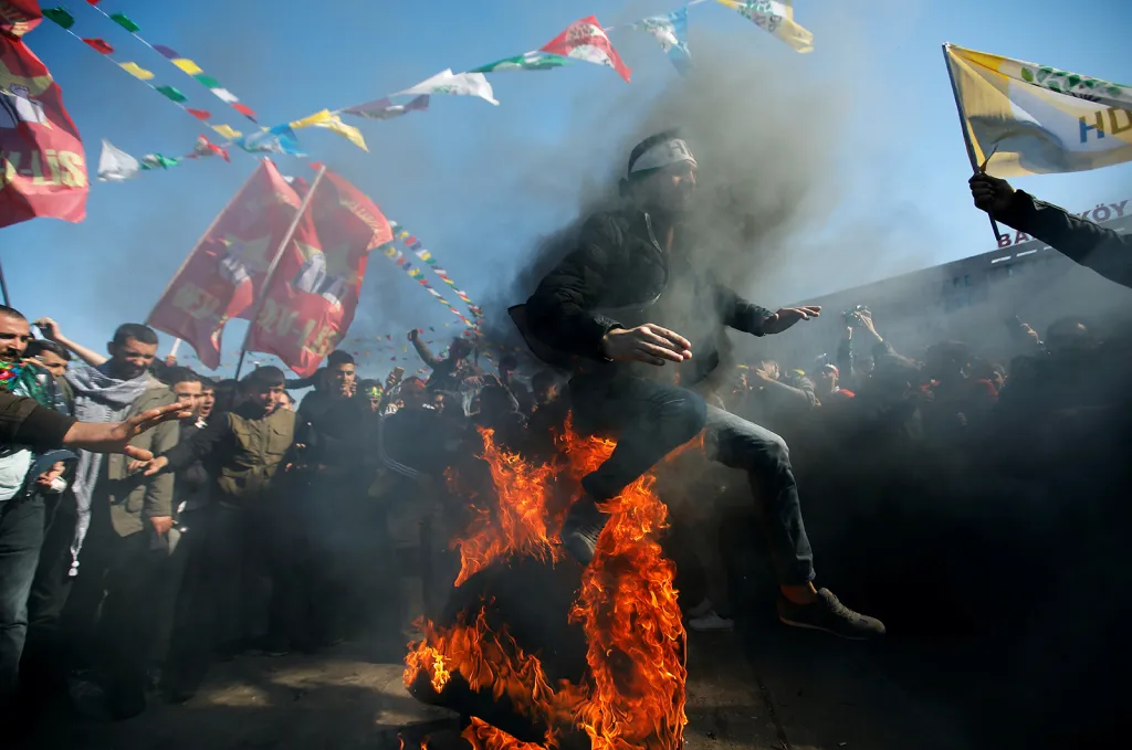 Turci v ulicích Istanbulu oslavují svátek zvaný Newroz, což znamená příchod jara a nového roku