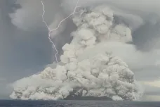 Erupce sopky u Tongy způsobila značné škody, přílivová vlna na ostrovech zabila ženu