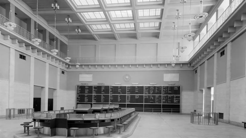 Interiér Pražské peněžní burzy na Hooverově třídě (na snímku z 16.3. 1938)