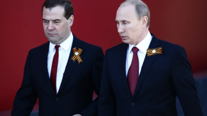 Dmitrij Medvěděv a Vladimir Putin na vojenské přehlídce v Moskvě