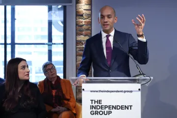 Britské labouristy opustilo sedm poslanců. Důvodem je brexit i „Corbynova překonaná ideologie“