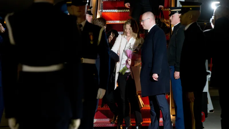 Bohuslav Sobotka s manželkou po příletu do Washingtonu