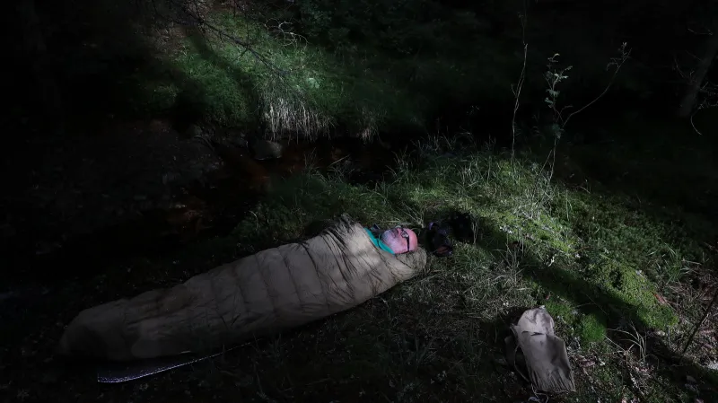 „Nejvíc se dokážu vyrovnat sám se sebou, když spím venku. Dívám se na hvězdy a pochopím, že moje starosti a smutky jsou malicherné. Přestanu se brát tak tragicky. Často spím přímo na břehu potoka, lehnu si na zem, jen tak se přikryju dekou, kdybych natáhl ruku, ponořím ji do proudu. Je to úžasné. Člověk má zavřené oči, slyší bublání, vysoké a nízké tóny se propojují, vznikají zvláštní souzvuky. To můžu poslouchat pořád.“