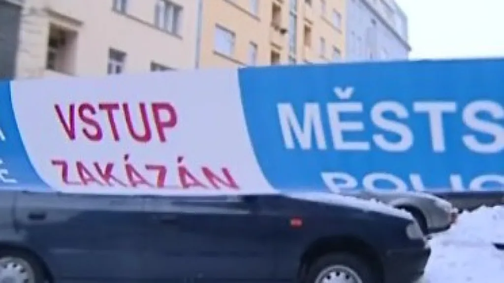 Zničená auta v Grohově ulici