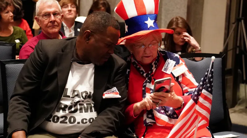 Lidé sledují výsledky doplňovacích voleb do Senátu